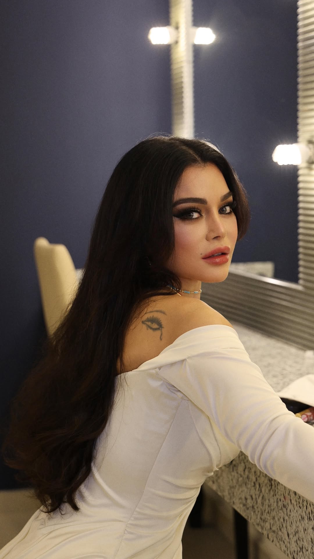 هيفاء وهبي بإطلالة جريئة باللون الأبيض وتصاميم مجوهرات ناعمة